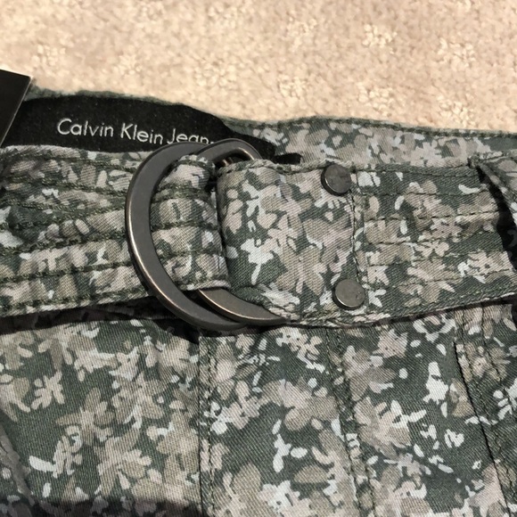 Calvin Klein floral print green shorts w/belt. EUC - Picture 3 of 6